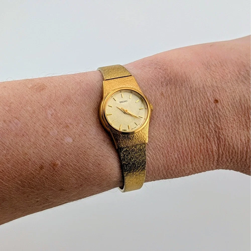 Vintage Seiko V401-1810 Gold Tone Textured Dial Dress Watch 20mm 6.25